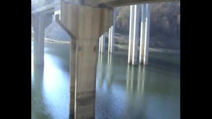 Реката под моста.