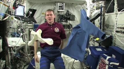Как си перат дрехите в космоса