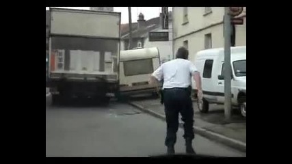 Да избягаш от полицай с каравана 