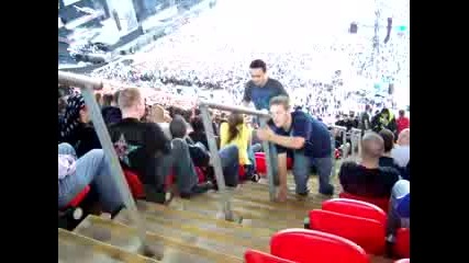 Пиян младеж превзема стадиона