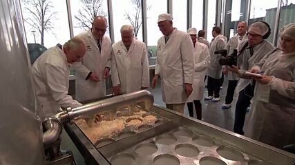 Чарлз III приготви сирене при визита в германска екоферма (ВИДЕО)