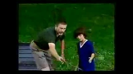 мъж ходи по вода скрита камера