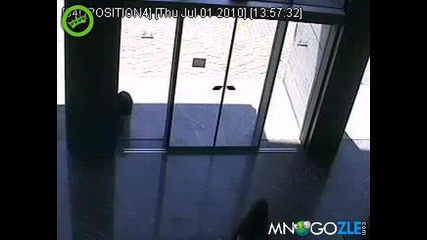 Жена срещу автоматична врата