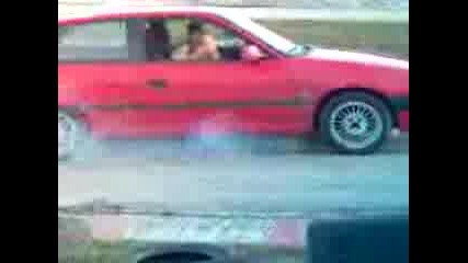 malko palej na gumi na karting pistata
