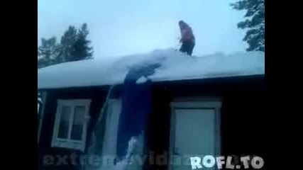 Готин начин за премахване на сняг от покрива 