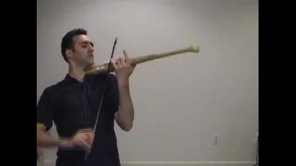 Пич свири на цигулка направена от бухалка 