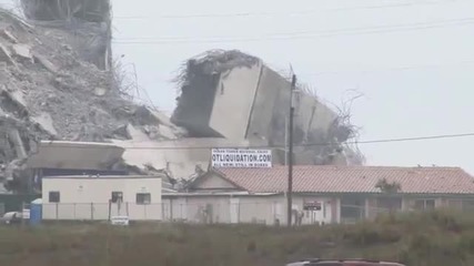 Срутване на огромна сграда