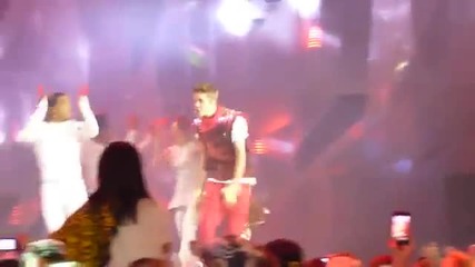 Justin Bieber - All Around The World / Boyfriend Live 2012 Mmv