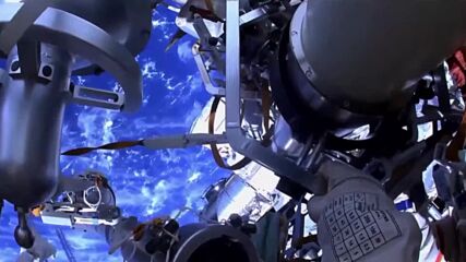 Руските космонавти с първа за годината космическа разходка