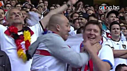 Да се опиташ да удушиш приятел на стадиона