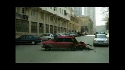 Кола Става На Парчета