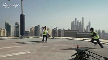 Мъж изстрелян с катапулт от покрива на небостъргач в Дубай се приземява не точно там, където трябва!