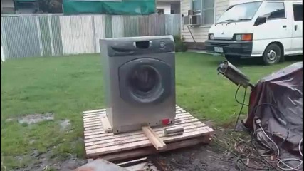 Ето как се разбива пералня докато пере