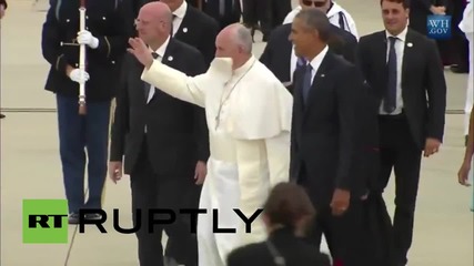 USA: Obama greets Pope Francis as he touches down in in Washington DC