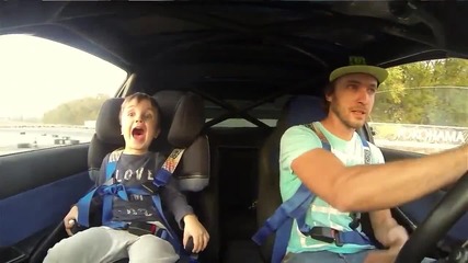 Реакцията на дете,когато баща му дрифтира !