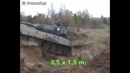 Ето как мощен танк преодолява голям ров.уникално.