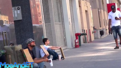 Мъж и дете просещи на улицата - Социален експеримент
