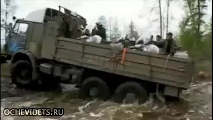 Руска техника ... преминаване на реката!