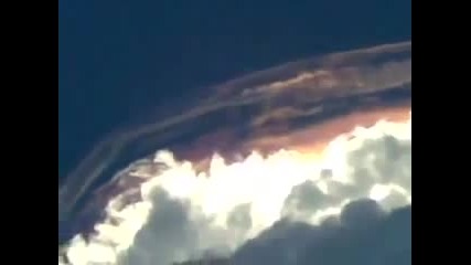 Масивен въртящ се облак в Индонезия