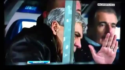 Треньорът на Клуж чупи скамейката по време на мача с Базел 