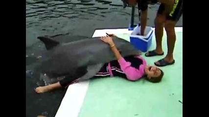 Делфин прави секс с жена - 