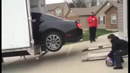 Перфектен пример как Да Не вкарвате кола в камион!