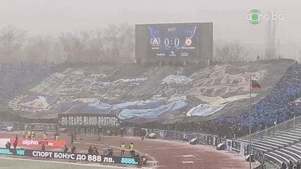 Феновете на "сините" с огромент транспарант на Левски и Лацио