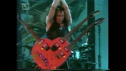 Steve Vai свири на китара с три грифа с форма на сърце 