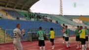 Футболистите на Черно море поздравяват феновете след ремито със Септември