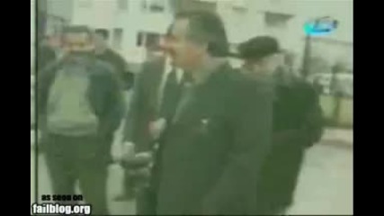 Човек се самозапалва, после подпалва още един!
