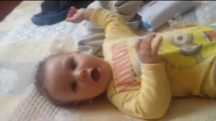 Бебе се смее уникално!