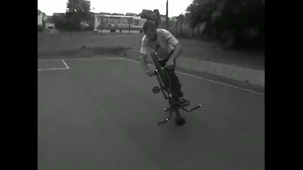 Трикове с колело