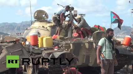 Yemen: Houthi fighters locked in battle with pro-government militias in Aden