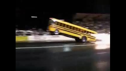 Автобус на задни гуми