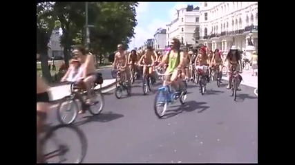 400 души чисто голи
