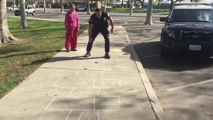 Полицай играе на дама с бездомно момиченце