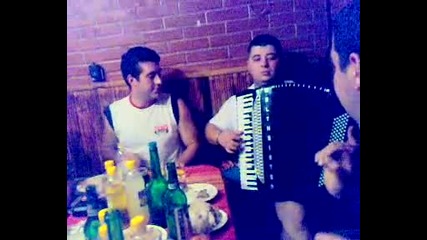Зарко и Киката свирят кючек 
