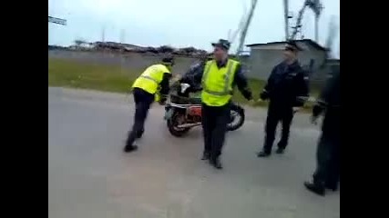 Милиционер се опитватва да се качи на мотор в движение ! Смях !