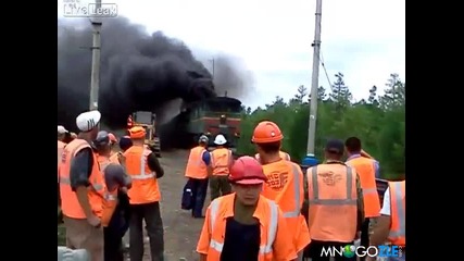 Руски влак гори докато се движи