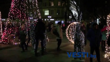Запалиха коледната елха в София