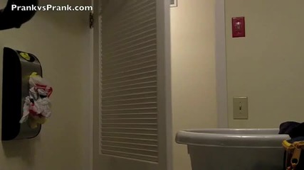 Момиче се плаши от фалшива мишка :d