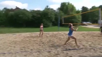 Интересно падане при игра на волейбол!