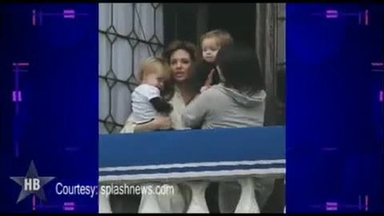 Angelina Jolie показва близнаците 
