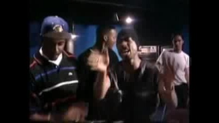 2pac и неговата компания в студиото..