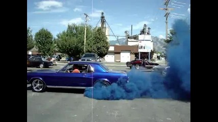 Бърнаут със син пушек