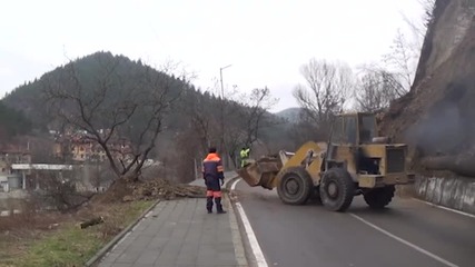 Свлачище блокира пътя за "Картала"