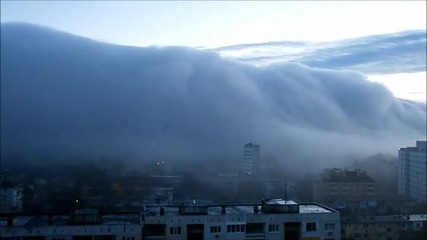 Вижте как мъгла като лавина покрива Пловдив