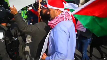 Палестинци, облечени като Дядо Коледа, влязоха в сблъсъци с израелски полицаи