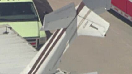 Малък самолет се разбива в хангар в Калифорния