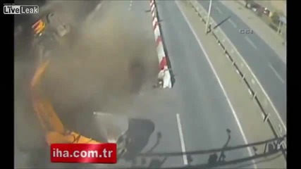 Багер пада върху магистралата